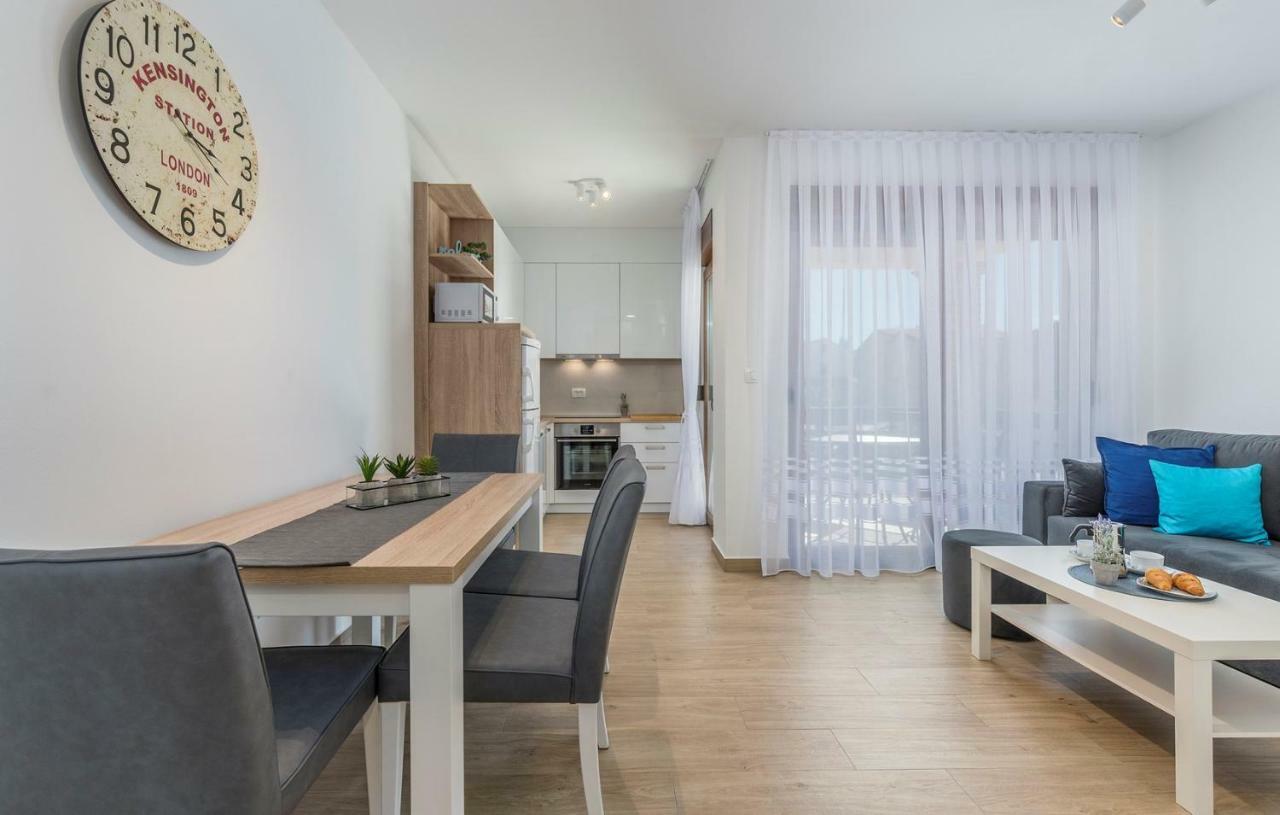 Apartments Hana In Funtana Eksteriør billede