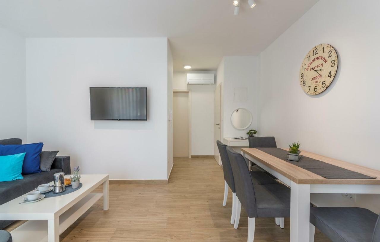 Apartments Hana In Funtana Eksteriør billede