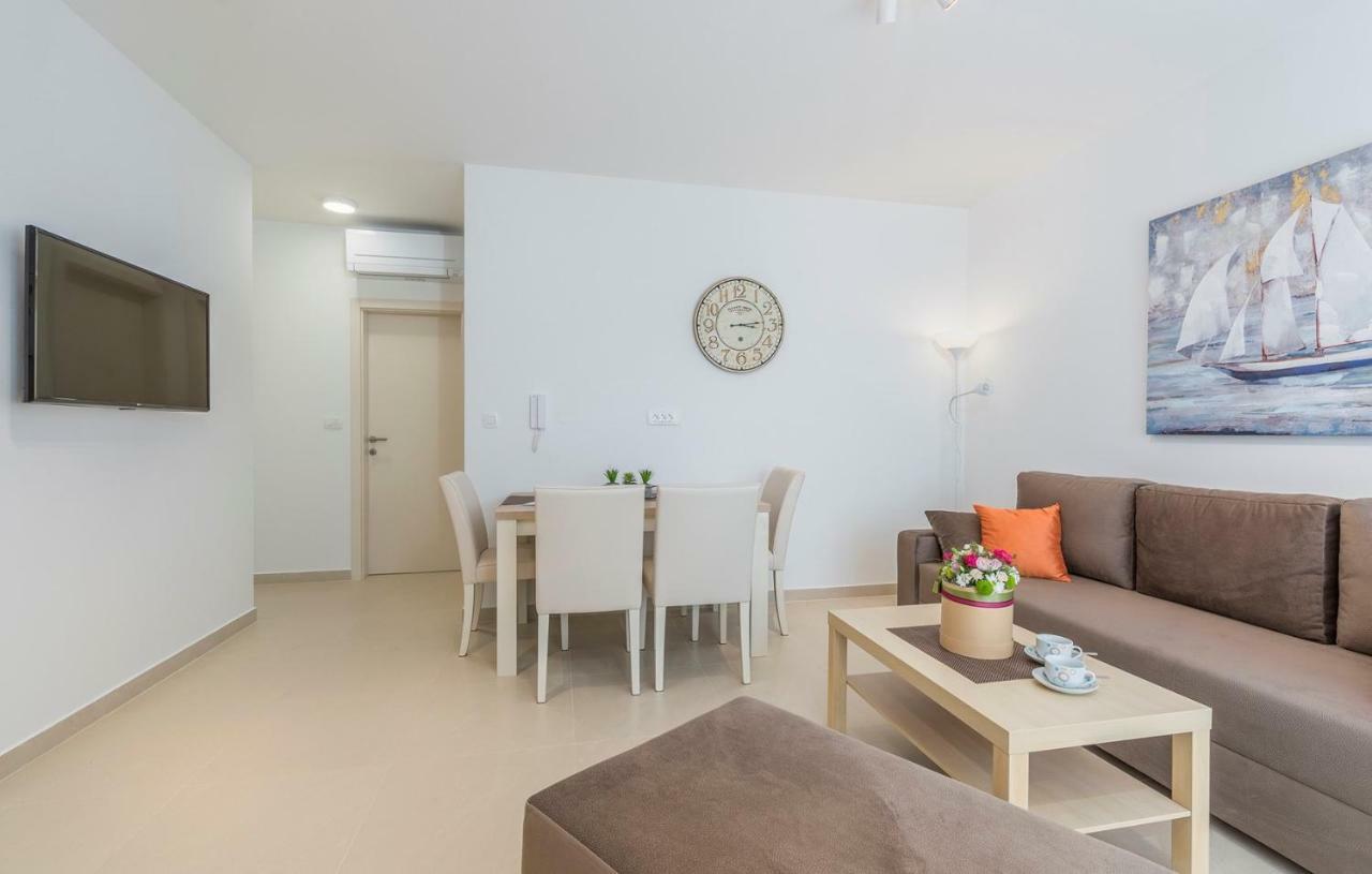 Apartments Hana In Funtana Eksteriør billede